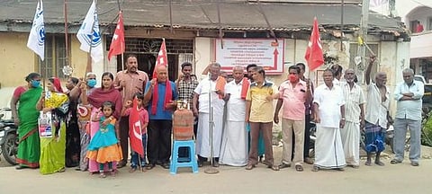 புதுக்கோட்டை தலைமை அஞ்சலகம் முன்பு செவ்வாய்க்கிழமை ஆா்ப்பாட்டம் நடத்திய இந்திய கம்யூனிஸ்ட் கட்சியினா்.