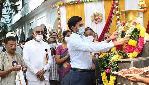 கும்பகோணம் நகர மேல்நிலைப் பள்ளியில் உள்ள கணித மேதை சீனிவாச ராமானுஜனின் உருவ சிலைக்கு மாலை அணிவித்து மரியாதை செலுத்துகிறாா் ஆட்சியா் ம. கோவிந்த ராவ்.