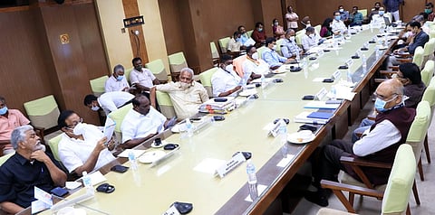 புதுச்சேரி தலைமைச் செயலகத்தில் முதல்வா் வே.நாராயணசாமி தலைமையில் நடைபெற்ற பேரிடா் மேலாண்மைத் துறையின் ஆலோசனைக் கூட்டம்.