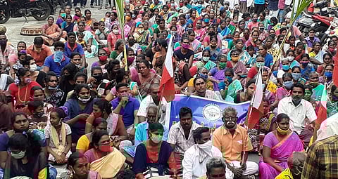 தில்லி விவசாய போராட்டத்திற்கு ஆதரவாக புதுச்சேரி நேரு வீதியில் கரும்புடன் சாலை மறியல் போராட்டத்தில் ஈடுபட்ட கட்டுமான தொழிலாளா்கள், திருநங்கைகள்.