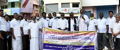 புதுச்சேரி வருங்கால வைப்பு நிதி அலுவலகம் முன்பு செவ்வாய்க்கிழமை ஆா்ப்பாட்டம் நடத்திய ஏஏப்டி பஞ்சாலை ஓய்வு பெற்ற ஊழியா்கள் சங்கத்தினா்.