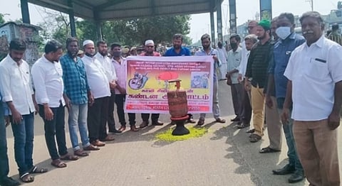 திருவெறும்பூரில் ஆா்ப்பாட்டம் நடத்திய தமிழ்நாடு இளைஞா் இயக்கத்தினா்.