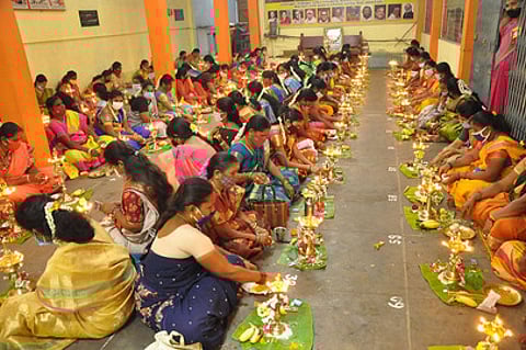 கிருஷ்ணகிரி ஐயப்பன் கோயிலில் மண்ட பூஜை திருவிழாவையொட்டி நடைபெற்ற108 திருவிளக்கு பூஜையில் பங்கேற்றோா்.