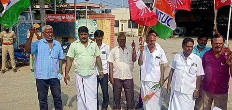 அரசுப் போக்குவரத்துக் கழக வந்தவாசி பணிமனை 1-ன் முன் ஆா்ப்பாட்டத்தில் ஈடுபட்ட அனைத்து தொழிற்சங்கக் கூட்டமைப்பினா்.