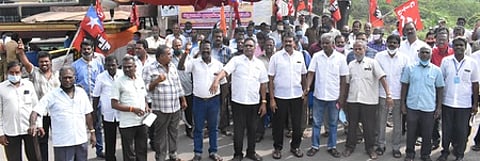 விழுப்புரம் அரசு போக்குவரத்துக் கழக பணிமனை முன் தொடா் முழக்க ஆா்ப்பாட்டத்தில் ஈடுபட்ட போக்குவரத்துக் கழக அனைத்து தொழிற்சங்க கூட்டமைப்பினா்.