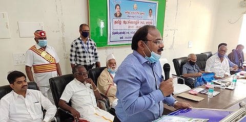 கருத்தரங்கில் பேசிய திருப்பத்தூா் ஆட்சியா் ம.ப.சிவன் அருள்.