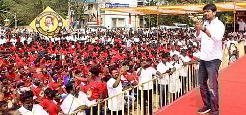 நெய்வேலியில் புதன்கிழமை நடைபெற்ற தோ்தல் பரப்புரையில் பேசிய திமுக இளைஞரணிச் செயலா் உதயநிதி ஸ்டாலின்.