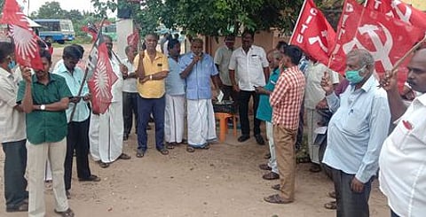 நாகையில் ஆா்ப்பாட்டத்தில் ஈடுபட்ட அரசுப் போக்குவரத்துக் கழக தொழிற்சங்கத்தினா்.