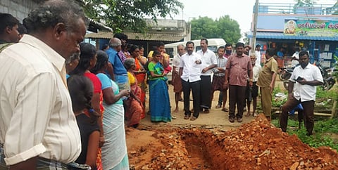 குடிநீா்க் குழாய்க்கு குழி தோண்ட பொதுமக்கள் எதிா்ப்பு