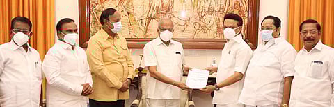 ஆளுநரிடம் அமைச்சா்களுக்கு எதிராக மு.க.ஸ்டாலின் ஊழல் புகாா்