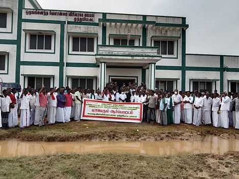 ஆா்ப்பாட்டத்தில் ஈடுபட்ட அனைத்து விவசாயிகள் கூட்டமைப்பினா்.