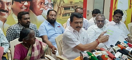 போலி வாக்காளா் பட்டியலை செய்தியாளா்களிடம் காண்பிக்கிறாா் மாவட்ட திமுக பொறுப்பாளா் வி.செந்தில்பாலாஜி. உடன் திமுக மாநில சட்டத்துறை இணைச் செயலா் வழக்குரைஞா் மணிராஜ் உள்ளிட்டோா்.