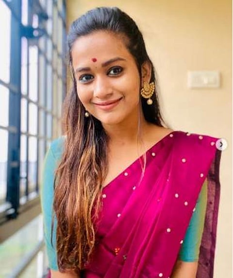 படம் - instagram.com/kaavyaarivumanioffl