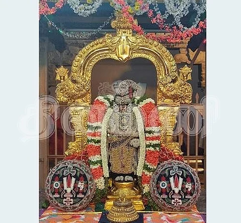 வைகுந்த ஏகாதசி பகல்பத்து 9-ஆம் நாளான புதன்கிழமை முத்துக்குறி அலங்காரத்தில் எழுந்தருளிய நம்பெருமாள்.