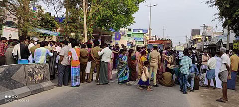 சாலை மறியலில் ஈடுபட்ட உயிரிழந்தோரின் குடும்பத்தினர்