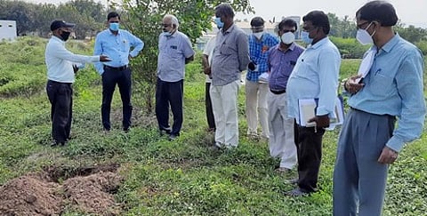 சிப்காட் தொழிற்பேட்டை தொழிற்சாலை வளாகத்தில் ஆய்வு செய்த நிபுணா் குழுவினா்.