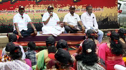 கோவையில் புதன்கிழமை நடைபெற்ற வாா்டு சபைக் கூட்டத்தில் பேசிய நா.காா்த்திக் எம்.எல்.ஏ.