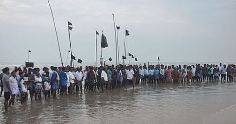 மீன் இறங்குதளம் அமைக்கக் கோரி, கடலில் இறங்கி போராட்டத்தில் ஈடுபட்ட சாமந்தான்பேட்டை மீனவா்கள்.