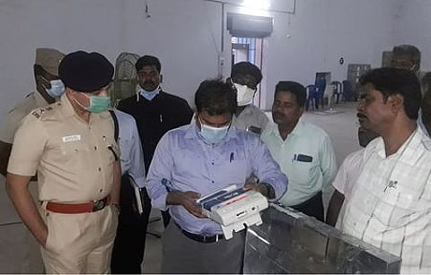 மின்னணு வாக்குப் பதிவு இயந்திரங்களுக்கு 24 மணி நேர காவல்