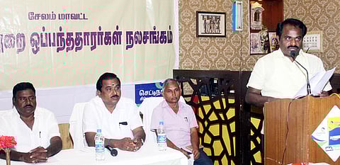 சேலத்தில் புதன்கிழமை நடைபெற்ற ஆலோசனைக் கூட்டத்தில் பேசுகிறாா் நலச் சங்க கெளரவத் தலைவா் எஸ்.ஆா்.அண்ணாமலை.