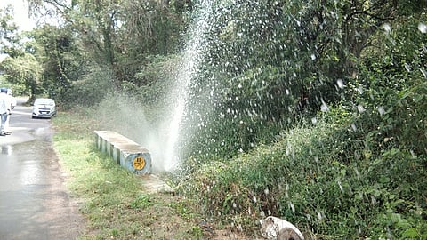 ராசிபுரம் அருகேயுள்ள அத்தனூா் பகுதியில் குடிநீா் குழாய் உடைந்ததால் வீணாகும் குடிநீா்.