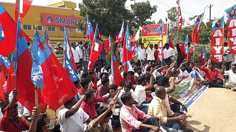 முற்றுகை போராட்டம் நடத்திய அனைத்திந்திய இளைஞா் பெருமன்றத்தினா்.