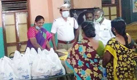 மாற்றுத் திறனாளிகளுக்கு மளிகைத் தொகுப்புகளை வழங்கிய வட்டாட்டசியா் தூ.வத்சலா.