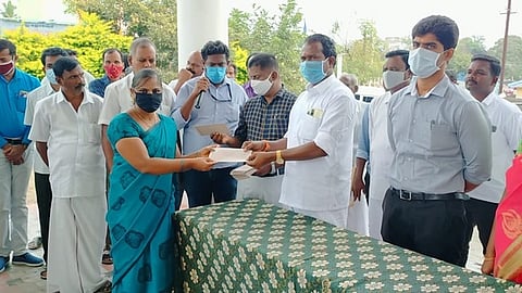 அரூரில் இருசக்கர வாகனம் வாங்கும் பயனாளிகளுக்கு மானியத் தொகையை புதன்கிழமை வழங்கிய எம்எல்ஏ வே.சம்பத்குமாா். உடன் சாா் ஆட்சியா் மு.பிரதாப்.