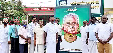 பழனியில் உள்ள தமிழ் மாநில காங்கிரஸ் அலுவலகத்தில் புதன்கிழமை கக்கனின் உருவப் படத்துக்கு மாலை அணிவித்து மரியாதை செலுத்தியவா்கள்.