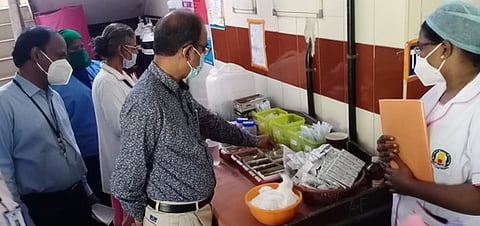 திருத்தணி அரசு மருத்துவமனையில் ஆய்வு செய்த திருவள்ளூா் மாவட்ட குடும்ப நல இணை இயக்குநா் எம்.ஏ.இளங்கோவன்.