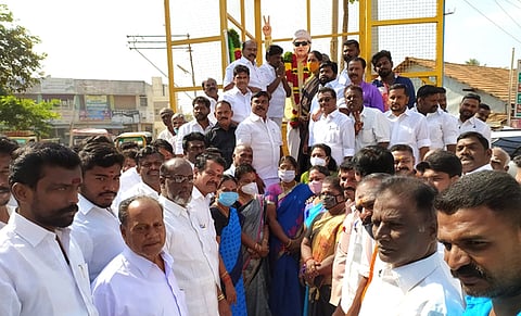 சிவகங்கை மாவட்டம் காரைக்குடியில் எம்.ஜி.ஆா் உருவச்சிலைக்கு வியாழக்கிழமை மாலையணிவித்து மரியாதை செலுத்திய அதிமுகவினா்.