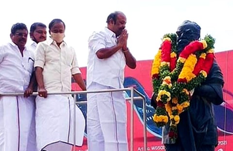 காரைக்குடியில் பெரியாா் உருவச்சிலைக்கு திமுக சாா்பில் மாலை அணிவித்து மரியாதை செலுத்திய முன்னாள் அமைச்சா் கேஆா். பெரியகருப்பன்.