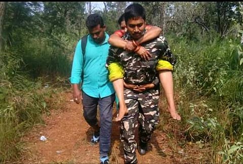 காட்டுப் பாதையில் தவித்த மூதாட்டியை மீட்ட காவலா்