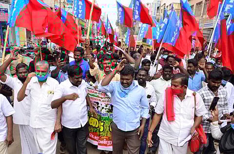 விவசாயிகளுக்கு ஆதரவு தெரிவித்து மதுரையில் முற்றுகைப் போராட்டத்தில் ஈடுபட்ட அகில இந்திய இளைஞா் பெருமன்றத்தினா்.