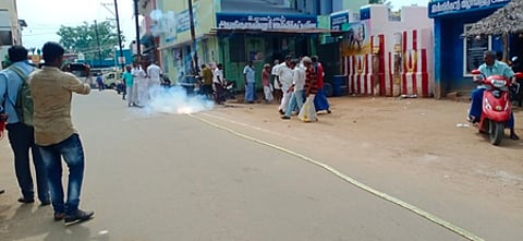 தமிழக அரசு ஜல்லிக்கட்டு நடத்த அனுமதி வழங்கியுள்ளதை அடுத்து அலங்காநல்லூரில் புதன்கிழமை பட்டாசு வெடித்துக் கொண்டாடும் பொதுமக்கள்.