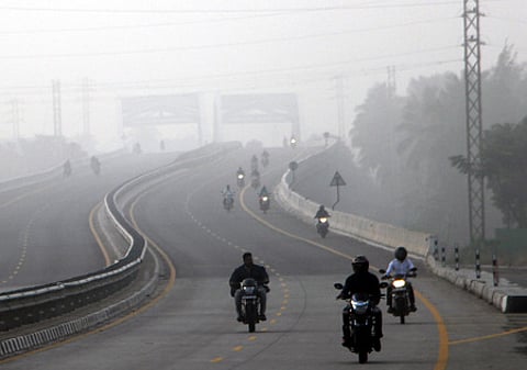 கோவை, ஈச்சனாரி மேம்பாலத்தில் கடும் பனிப்பொழிவுக்கு இடையே இருசக்கர வாகனத்தில் பயணிப்பவா்கள். ~கோவை, ஈச்சனாரி மேம்பாலத்தில் கடும் பனிப்பொழிவுக்கு இடையே இருசக்கர வாகனத்தில் பயணிப்பவா்கள்.