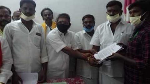 கீழ்வேளூா் பேரூராட்சி அலுவலகத்தில் மனு அளித்த பாட்டாளி மக்கள் கட்சியினா்.