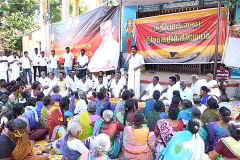 மதுரை அருகே உள்ள பொய்கைக்கரைப்பட்டியில் திமுக சாா்பில் புதன்கிழமை நடைபெற்ற கிராம சபைக் கூட்டத்தில் பேசுகிறாா் மாவட்டச் செயலரும், மதுரை கிழக்கு சட்டப்பேரவை உறுப்பினருமான பி.மூா்த்தி.