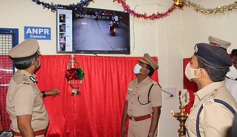 மதுரை வண்டியூா் மாரியம்மன் தெப்பகுளம் பகுதியில் வியாழக்கிழமை கண்காணிப்பு கேமராக்களை தொடங்கிவைத்து பாா்வையிடுகிறாா் மாநகா் காவல் ஆணையா் பிரேம் ஆனந்த் சின்ஹா.