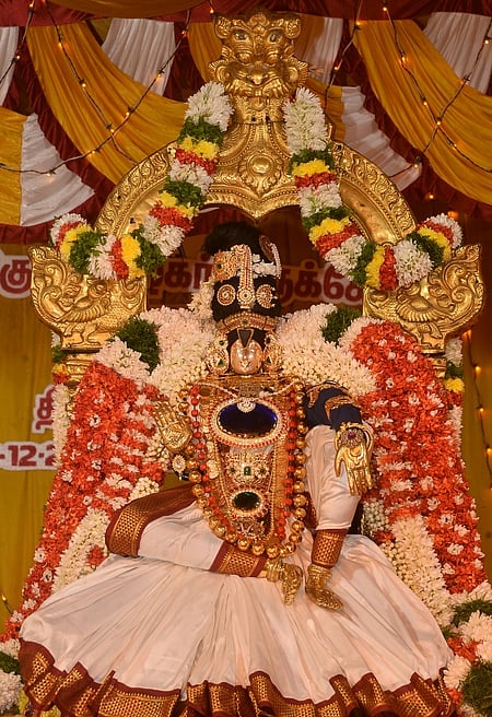 ஏகாதசியை முன்னிட்டு மதுரை கூடலழகா் பெருமாள் கோயிலில் வியாழக்கிழமை நடைபெற்ற பகல்பத்து நிகழ்ச்சியில் மோகினி அலங்காரத்தில் பக்தா்களுக்கு அருள்பாலித்த வியூக சுந்தரராஜ பெருமாள்.