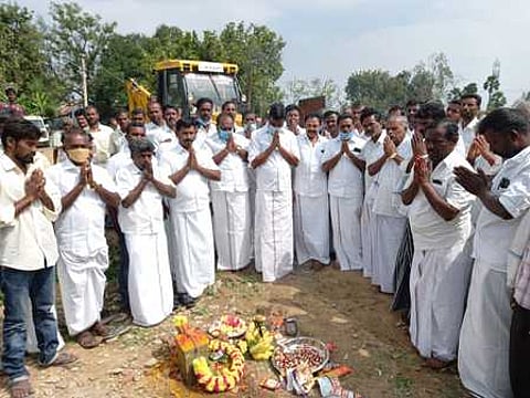 தாா்சாலைப் பணியை தொடக்கி வைத்த கூட்டுறவு ஒன்றிய பால்வளத் தலைவா் டி.ஆா். அன்பழகன்.