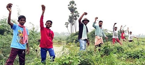 ஆனைக்குட்டி குளக்கரையில் பனைவிதைகள் நடும் நிகழ்ச்சியில் பங்கேற்றவா்கள்.