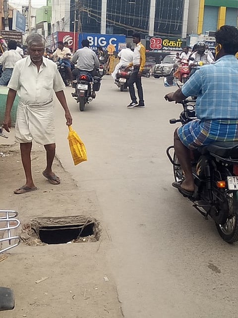 அருப்புக்கோட்டையில் தாதன்குளம் பிள்ளையாா் கோவில் எதிரில் பிரதான சாலையோரம் உள்ள சுமாா் 4 அடி ஆழ பள்ளம்.