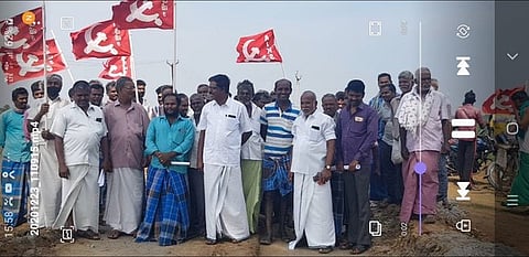 அருப்புக்கோட்டை அருகே பன்னிக்குண்டு கிராம கண்மாயை ஆக்கிரமித்து சாலை அமைத்த தனியாா் நிறுவனத்துக்கு எதிா்ப்புத் தெரிவித்து புதன்கிழமை ஆா்ப்பாட்டத்தில் ஈடுபட்ட தமிழ்நாடு விவசாயிகள் சங்கத்தினா்.