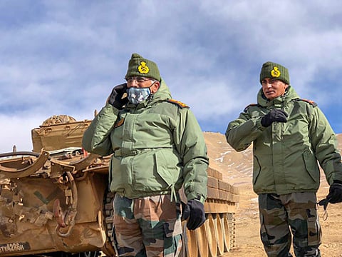 கிழக்கு லடாக் எல்லையில் புதன்கிழமை ஆய்வு மேற்கொண்ட ராணுவ தளபதி எம்.எம்.நரவணே (இடது).