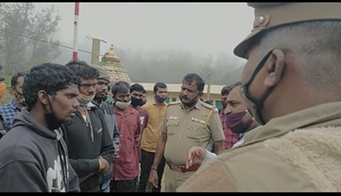 கொலக்கம்பையில் வசிக்கும் ஜாா்க்கண்ட் மாநிலத்தைச் சோ்ந்தவா்களிடம் விசாரணை நடத்தும் போலீஸாா்.