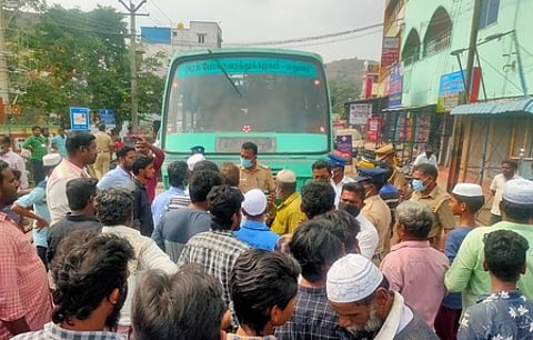திண்டுக்கல் மக்கான் தெரு அருகே வியாழக்கிழமை சாலை மறியலில் ஈடுபட்ட பொதுமக்கள்.