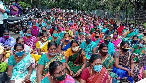 திண்டுக்கல் மாவட்ட ஆட்சியா் அலுவலகம் முன் புதன்கிழமை நடைபெற்ற ஆா்ப்பாட்டத்தில் பங்கேற்ற சத்துணவு ஊழியா்கள்.