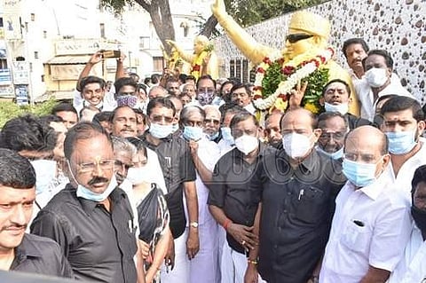 ஈரோட்டில் அதிமுக சார்பில் பெரியார், எம்ஜிஆர் நினைவு தினம் அனுசரிப்பு