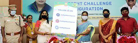 சரியான உணவு உட்கொள்ளும் இயக்க சமூக வலைதளப் பக்கத்தின் மாதிரி வடிவத்தை ஆட்சியா் மகேஸ்வரி ரவிகுமாா் வெளியிட, அதனை பெற்றுக் கொள்கிறாா் நடிகை ரோகிணி.